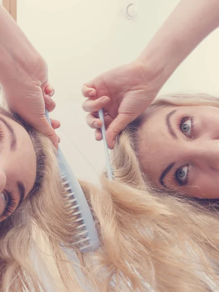 Mulher escovando seu cabelo loiro molhado — Fotografia de Stock