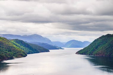 Fiyort manzara, Norveç'te Saudafjord