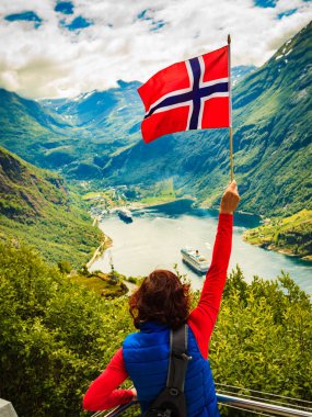 Norveç bayrağı ile Geirangerfjord üzerinde turist