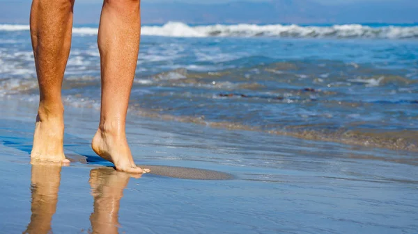 Kumsalda kadın bacakları — Stok fotoğraf