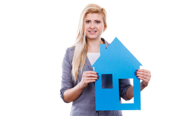 Счастливая женщина держит синий бумажный дом

