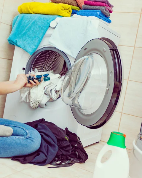 Lavado de ropa de mujer con vainas de detergente — Foto de Stock