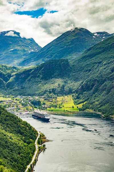 Fiord Geirangerfjord z prom łodzi, Norwegia. — Zdjęcie stockowe