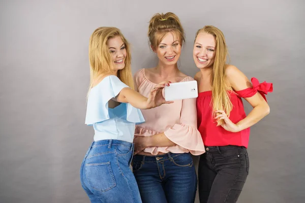 Mulheres na moda tomando selfie — Fotografia de Stock