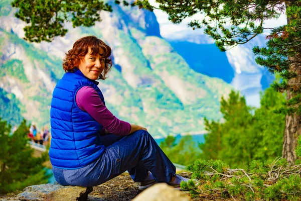 Turysta na szczycie góry, Norwegia — Zdjęcie stockowe