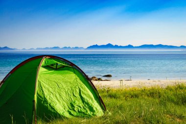 Sahilde çadır deniz kıyısında, Lofoten Norveç