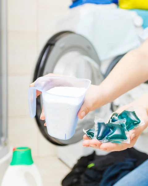 Kız farklı deterjan ile çamaşır yıkama. — Stok fotoğraf