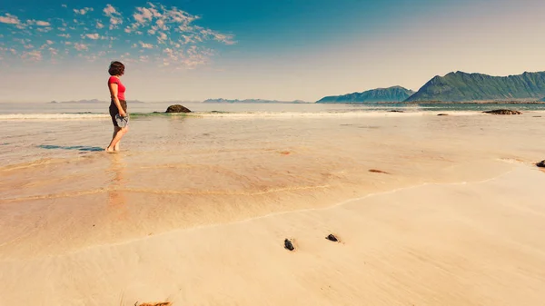 Frau zu Fuß am Sandstrand, erhabene Norwegen — Stockfoto