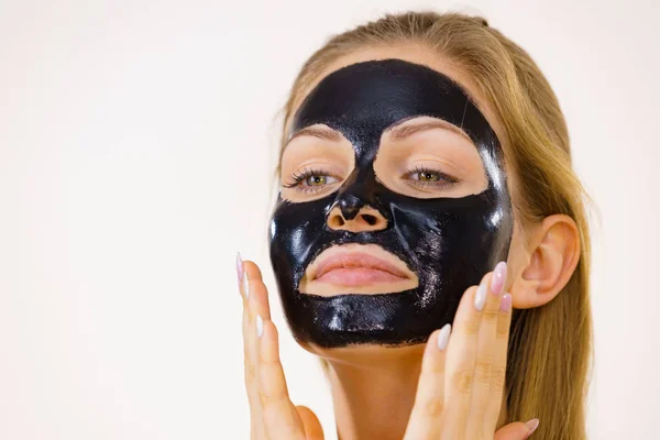 Μαύρο κορίτσι carbo peel off μάσκα στο πρόσωπό — Φωτογραφία Αρχείου