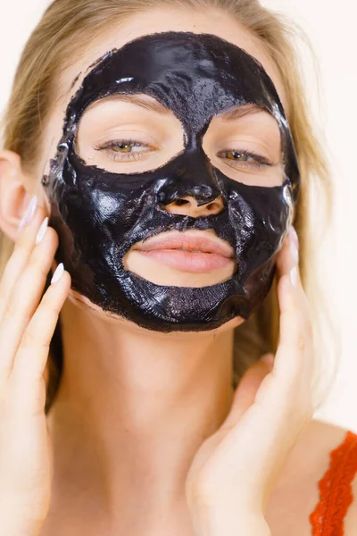 Κορίτσι με αποξηραμένα φλούδα-off μαύρη μάσκα στο πρόσωπο — Φωτογραφία Αρχείου