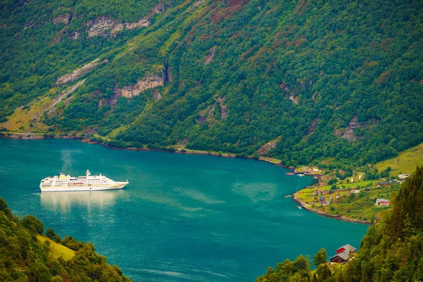 Fiordo Geirangerfjord con crucero, Noruega . — Foto de Stock