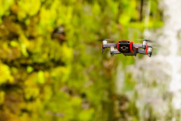 Drone che vola contro la natura norvegese — Foto Stock