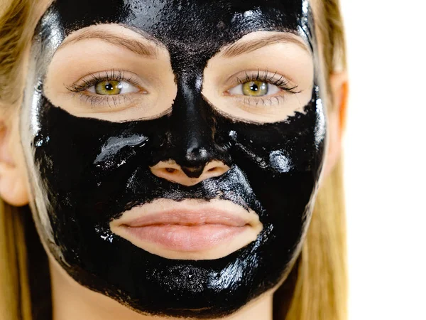 Chica negro carbo despegar máscara en la cara — Foto de Stock