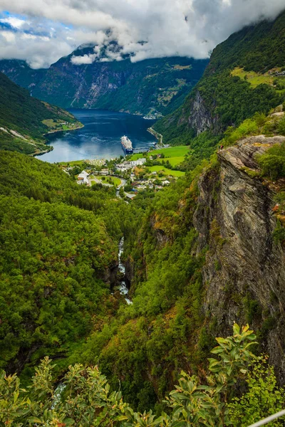 Statek wycieczkowy na fiordzie, Geiranger wsi Norwegii. — Zdjęcie stockowe