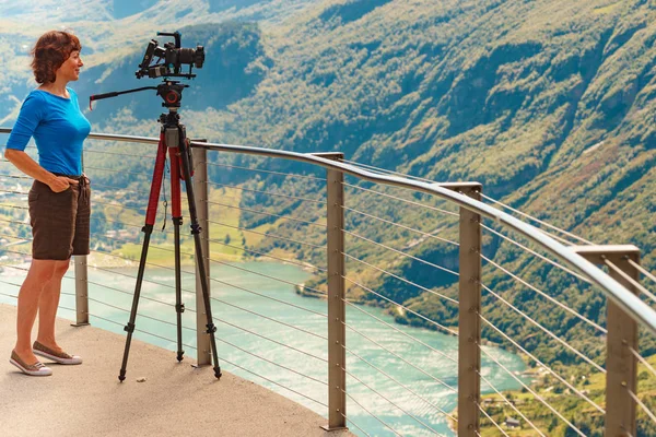 Turista con cámara en trípode en Noruega naturaleza — Foto de Stock