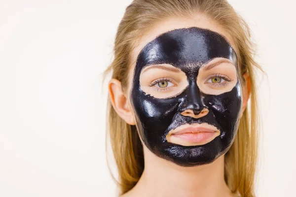 Meisje zwarte carbo peel off masker op het gezicht — Stockfoto