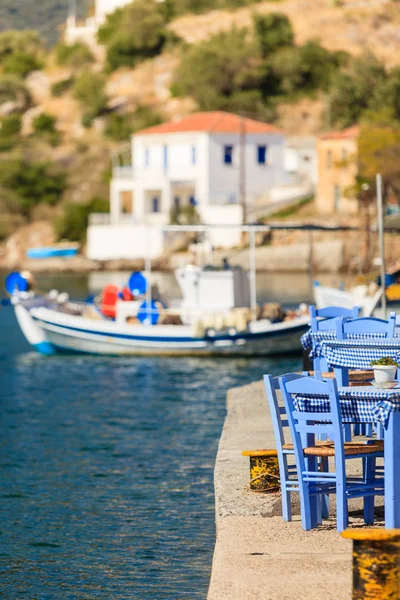 Café abierto restaurante al aire libre en Grecia en la orilla del mar — Foto de Stock
