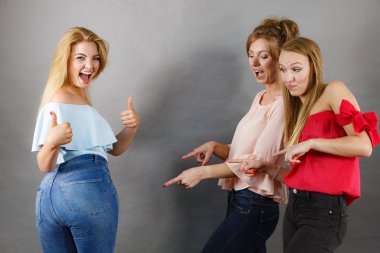 Kadın onu eğrileri gösterilen