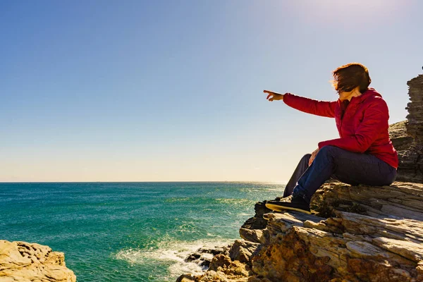 Mujer turística en los acantilados del mar en España — Foto de Stock