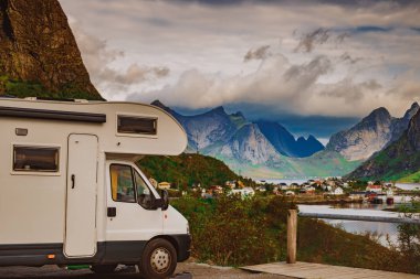 Fiyort üzerinde Camper araba, Lofoten Norveç