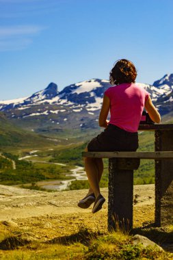 Dağlardaki turistler dinleniyor, Norveç