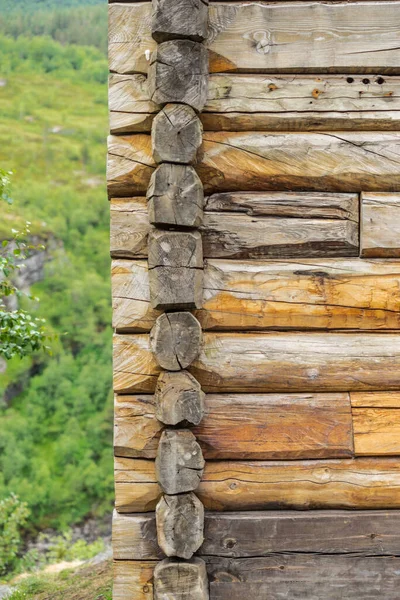 Ściana wiejskiego domu z drewna — Zdjęcie stockowe