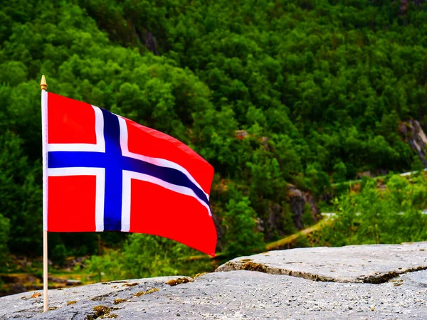 Norweska Flaga na zielonej przyrodzie — Zdjęcie stockowe