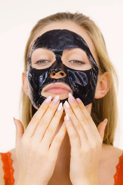Lány szárított héj-off fekete maszk az arcon — Stock Fotó