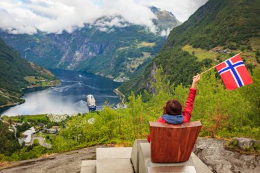 Geiranger fiyort üzerinde Turist Norveç bayrağı tutar