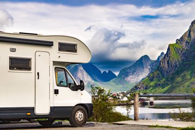 Fiyort üzerinde Camper araba, Lofoten Norveç