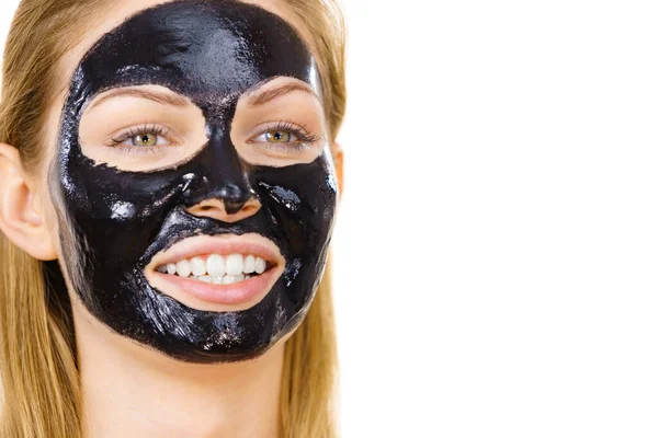 Девушка черная карбо снять маску на лице — стоковое фото