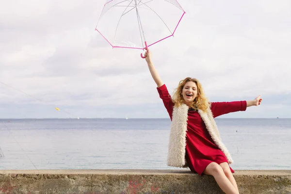 Femme heureuse tenant parapluie — Photo