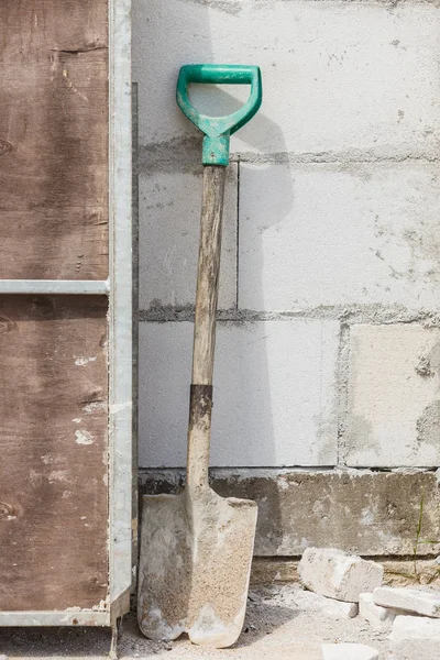 Shovel on construction site — Stock Photo, Image