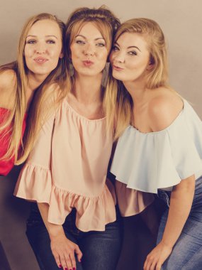 Olumlu bayan arkadaşlar eğleniyor.