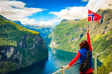 Norveç bayrağı ile Geirangerfjord üzerinde turist