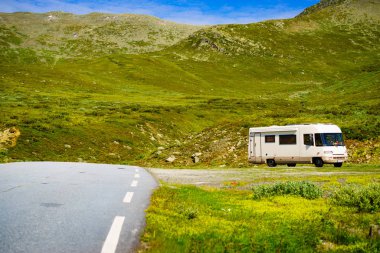 Camper araba Norveç dağlarında