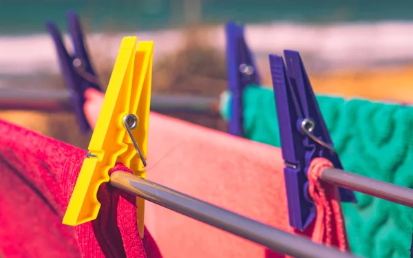 Roupas penduradas para secar ao ar livre na costa do mar — Fotografia de Stock