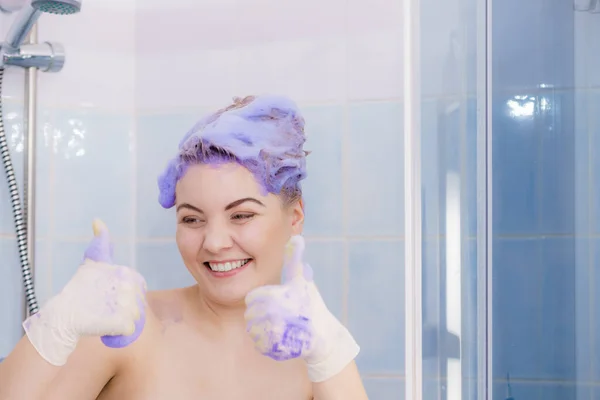 Mujer aplicando champú toner en su cabello — Foto de Stock