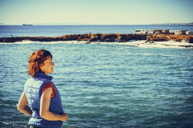 İspanya 'da deniz kayalıklarında turist kadın