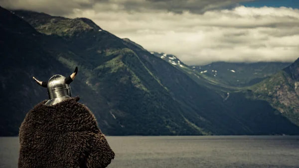 Воин-викинг на норвежском побережье — стоковое фото