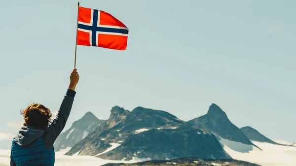 Tourist with norwegian flag in mountains — Stock Photo, Image
