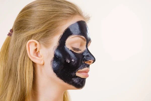 Tjej svart carbo peel off mask på ansikte — Stockfoto