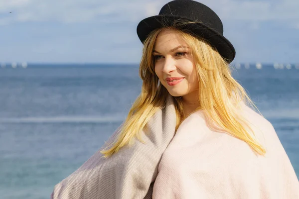 Adolescente chica en sombrero en la costa del mar —  Fotos de Stock