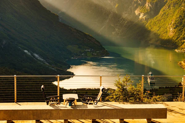 Обідній стіл з грилем на норвезькій природі — стокове фото