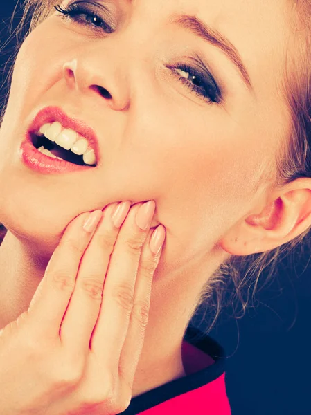 Negatywnych emocji. Kobieta o ból zęba. — Zdjęcie stockowe