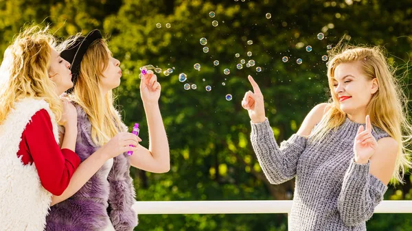 Vrouwen blazen zeepbellen, plezier maken — Stockfoto
