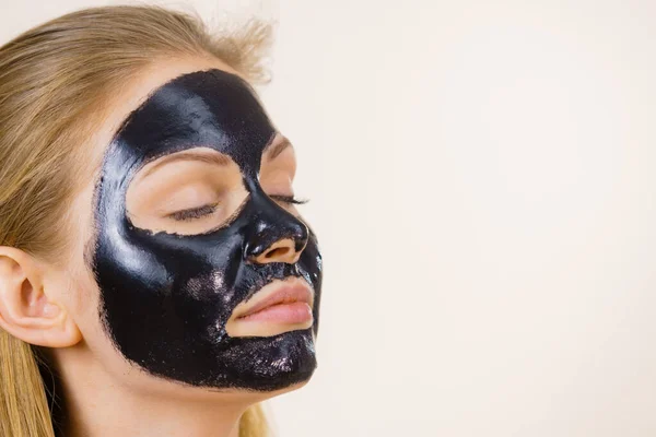 Meisje zwarte carbo peel off masker op het gezicht — Stockfoto