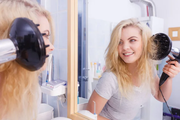 Mujer haciendo rizos con secador de pelo difusor — Foto de Stock