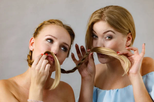 Duas fêmeas brincando com o cabelo — Fotografia de Stock