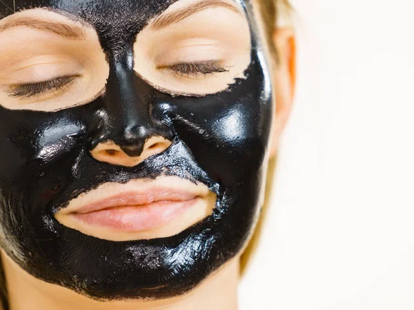 Meisje zwarte carbo peel off masker op het gezicht — Stockfoto